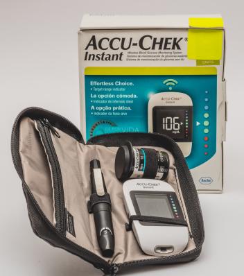 Глюкометр Accu-Chek Instant (Акку-Чек Инстант) с беспроводной передачей данных